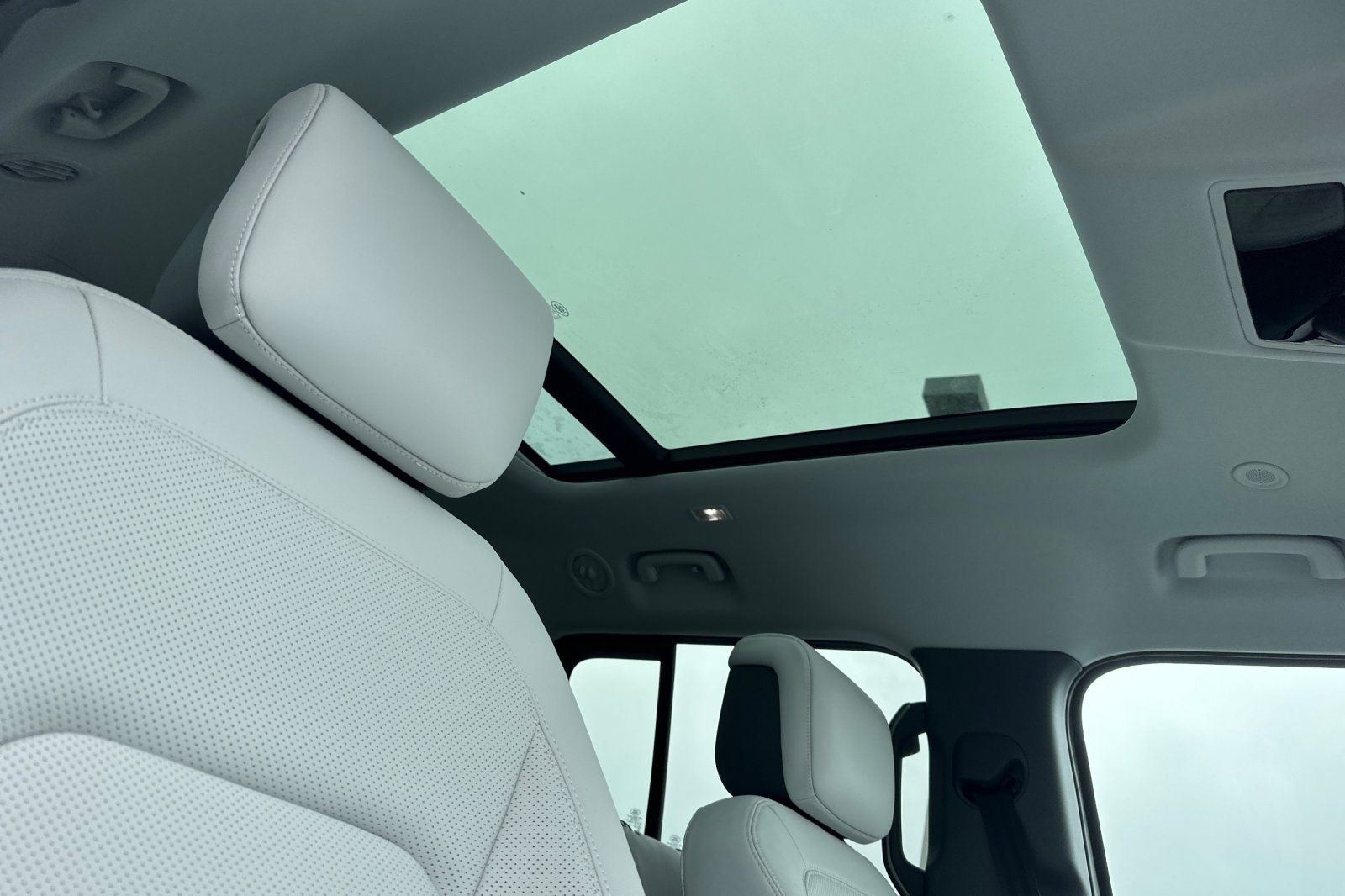 Used 2025  Land Rover S image 17
