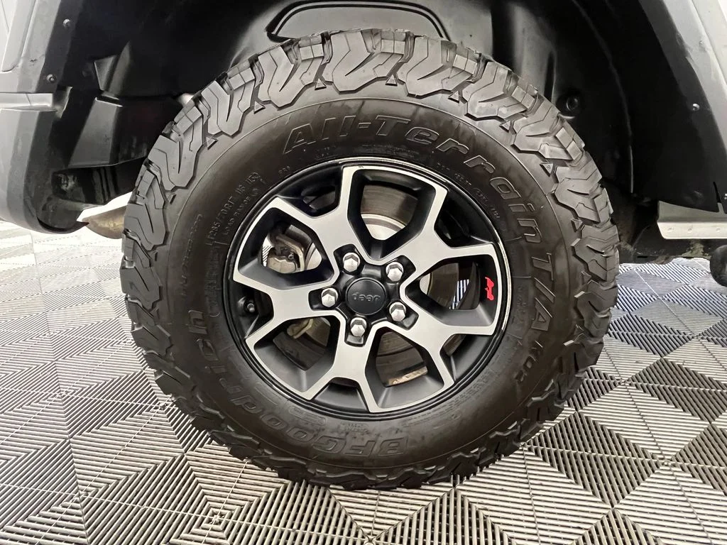 Used 2018 Silver Jeep Unlimited Rubicon image 17