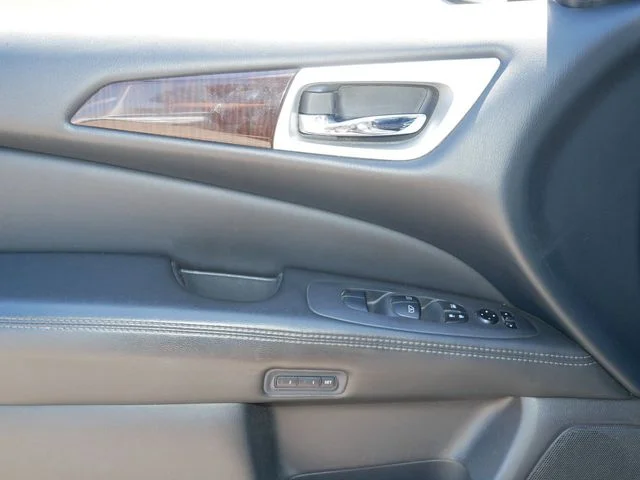 Used 2015 Gray Nissan SL image 16