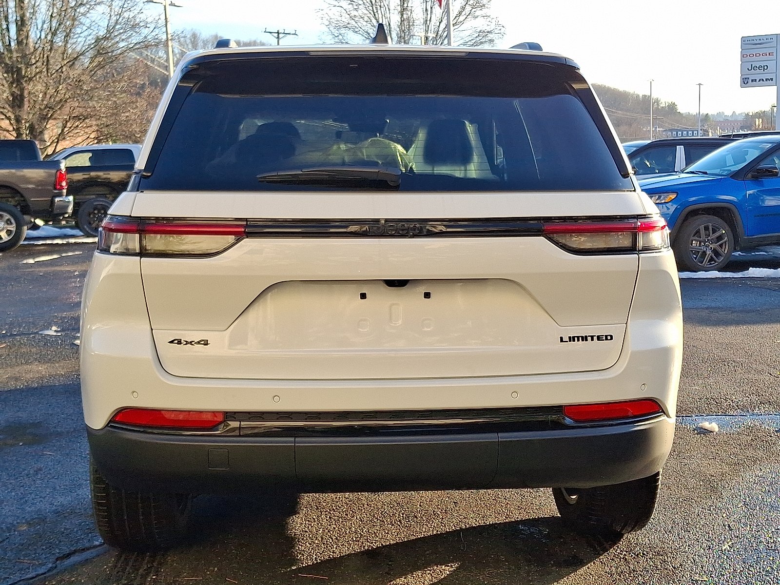 New 2025 Bright White Clear-Coat Exterior Paint Jeep Limited 4x4 image 5