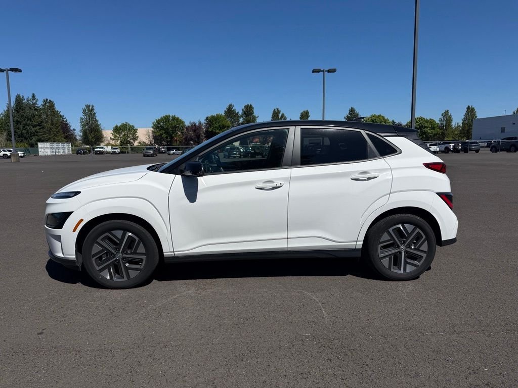 Used 2023 Lunar White w/Black Roof Hyundai SE image 4