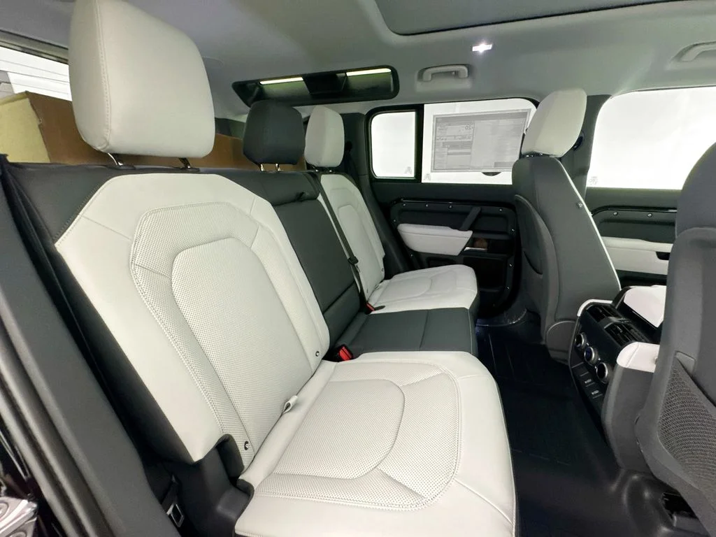 New 2026 Santorini Black Land Rover X-Dynamic SE image 28
