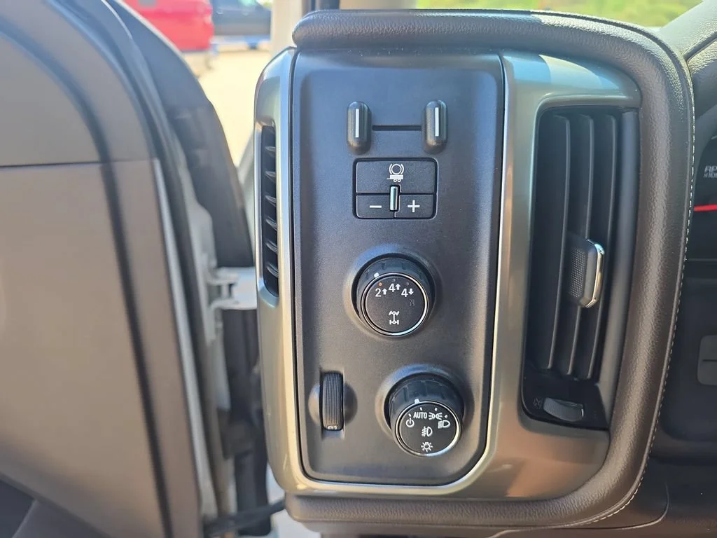 Used 2018 SUMMIT WHITE Chevrolet LTZ image 27