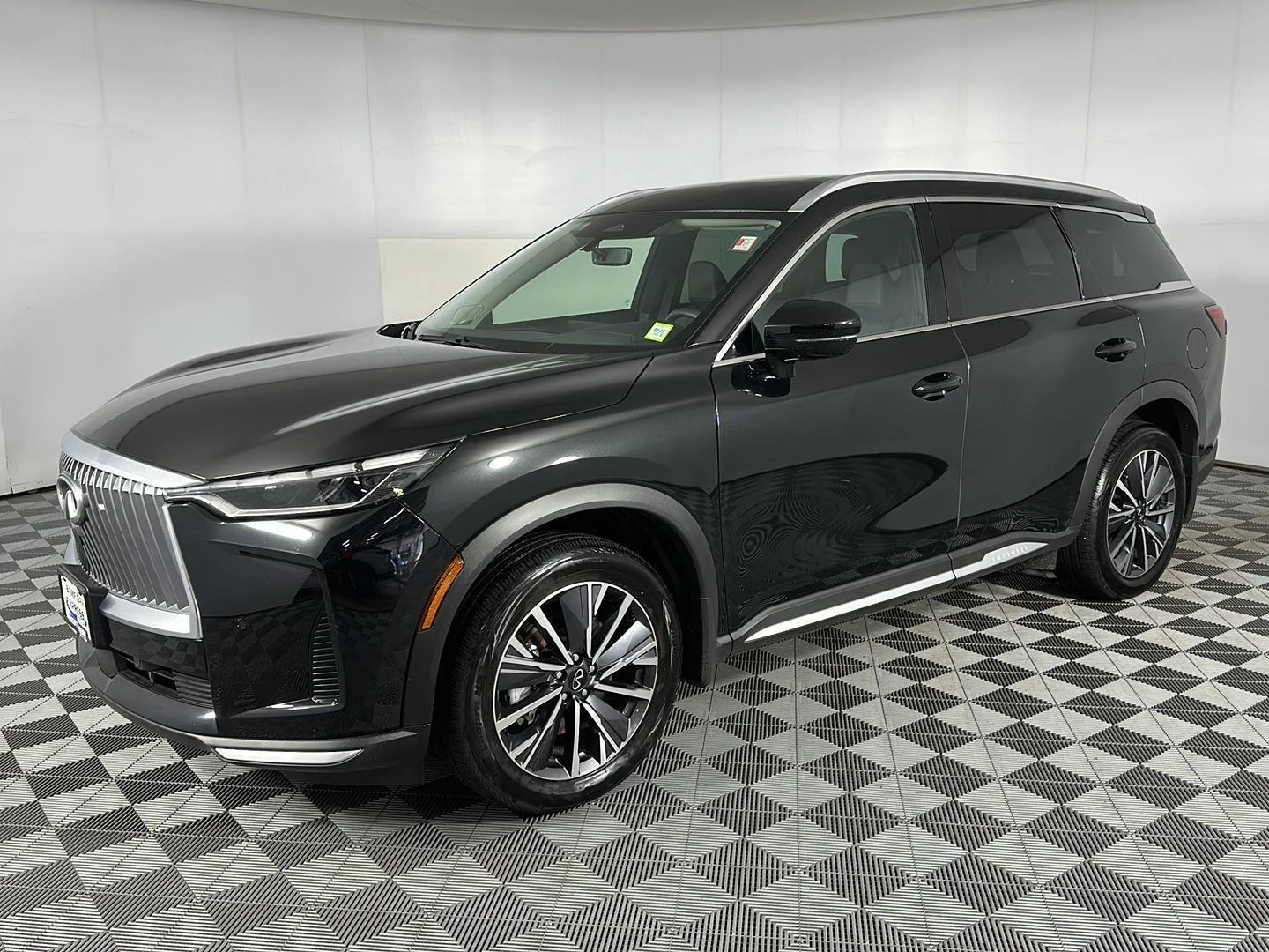 Used 2026 Mineral Black INFINITI LUXE image 5