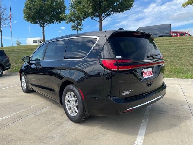 New 2026 Diamond Black Crystal Pearlcoat Chrysler Select image 3