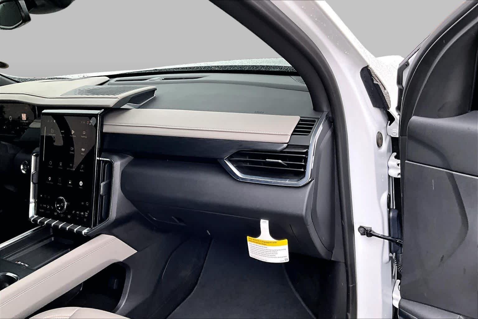 Used 2025 WHITE GMC FWD Elevation image 17