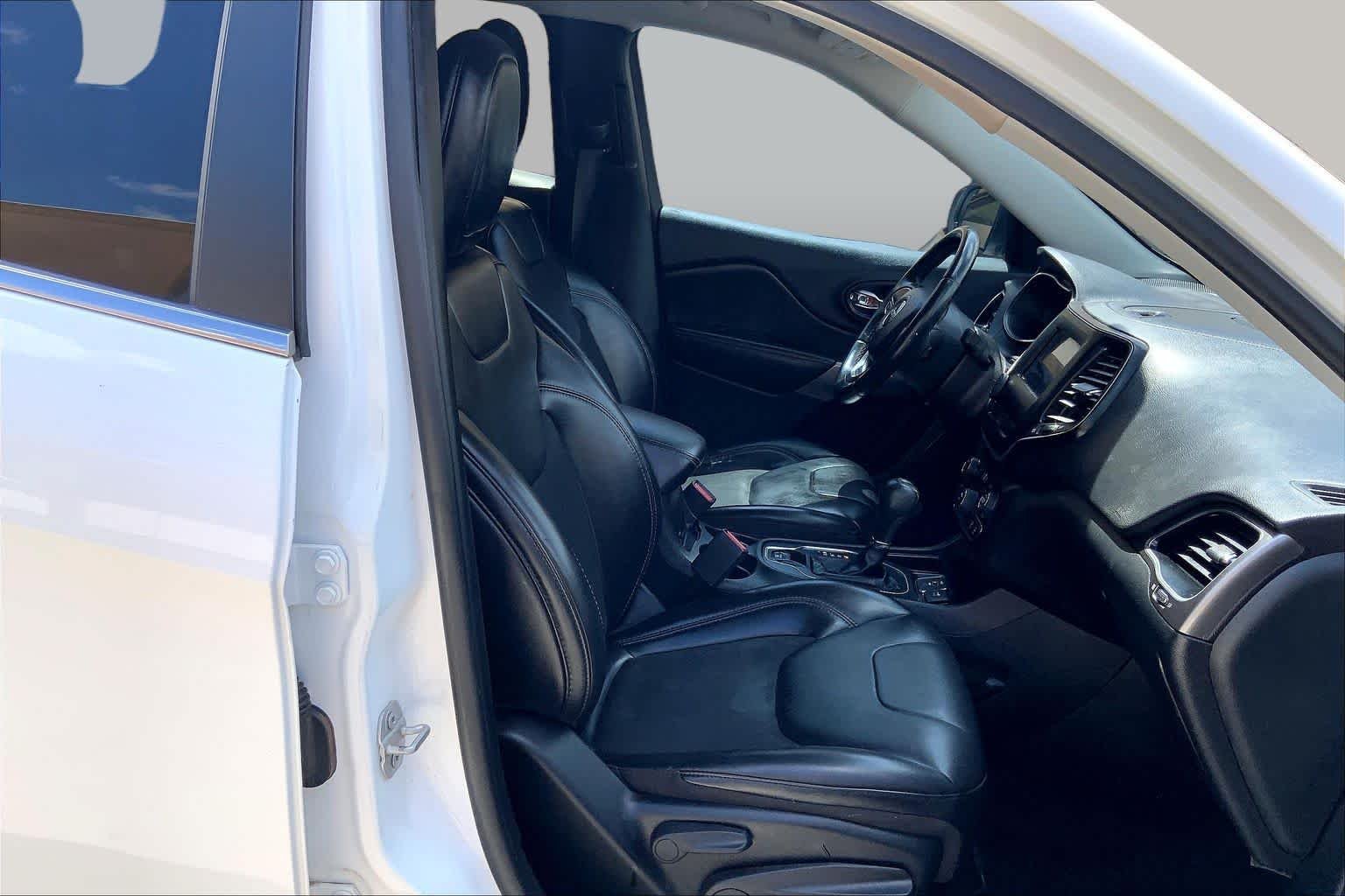 Used 2019 Bright White Clearcoat Jeep Latitude Plus image 9