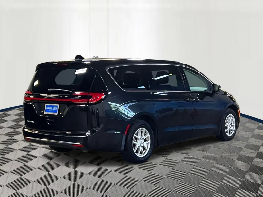 Used 2023 Black Chrysler Touring L image 5