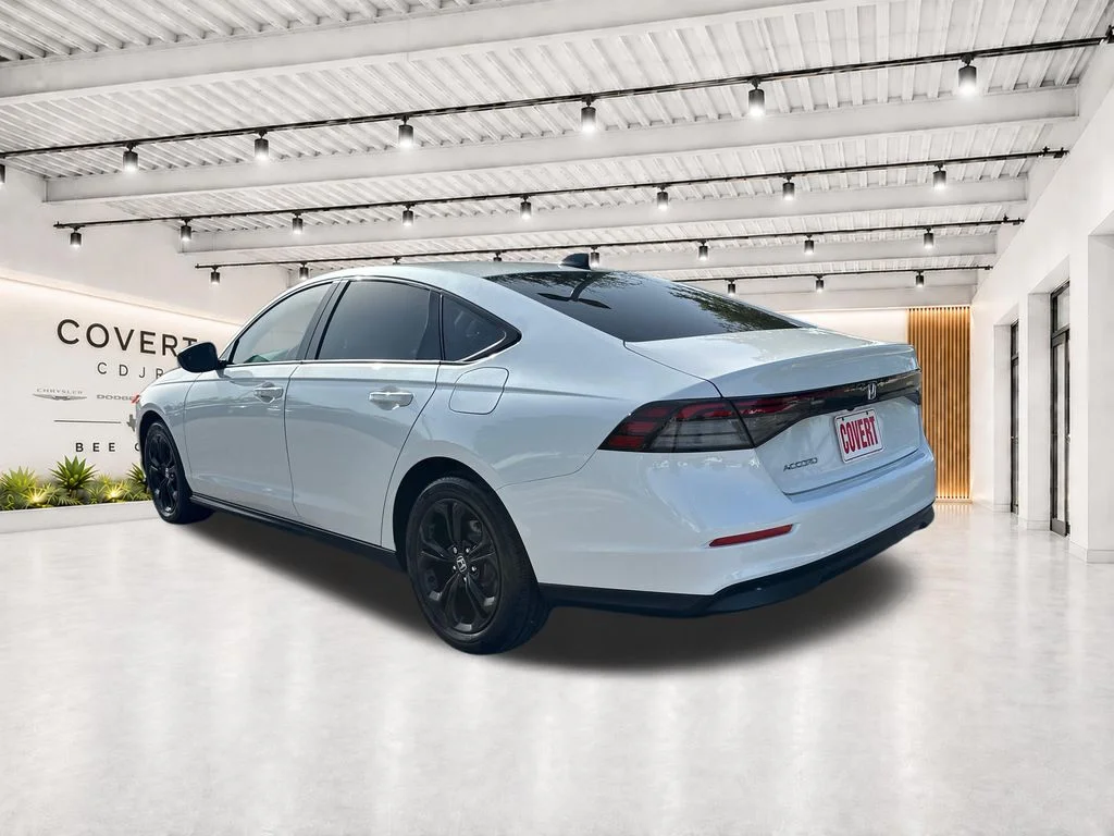 Used 2025 White Honda SE image 9