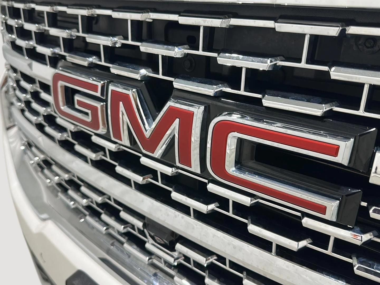 Used 2023 White Frost Tricoat GMC Denali image 30