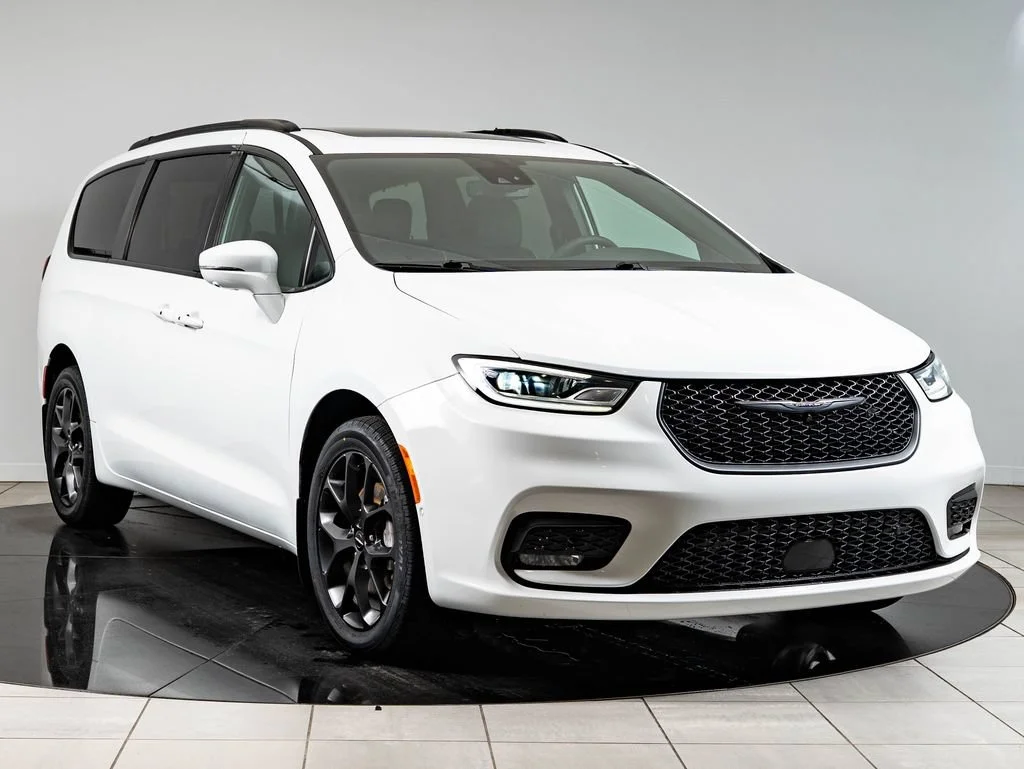 Used 2022 Bright White Clearcoat Chrysler Limited image 12