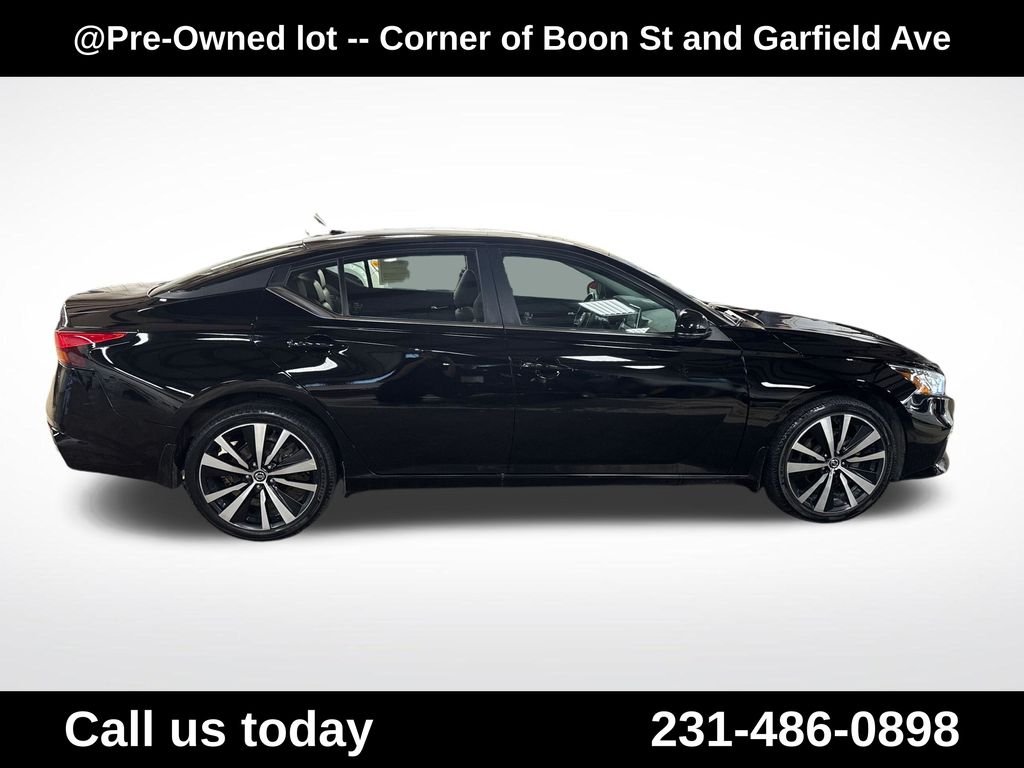 Used 2020 Black Nissan 2.5 SR image 6