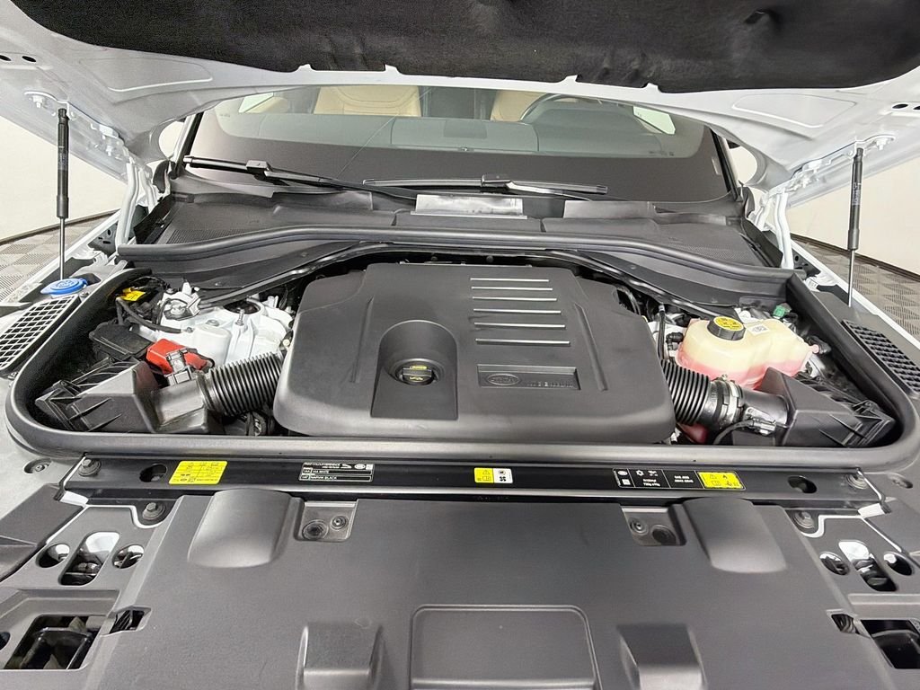 Used 2025 White Land Rover Dynamic SE image 32