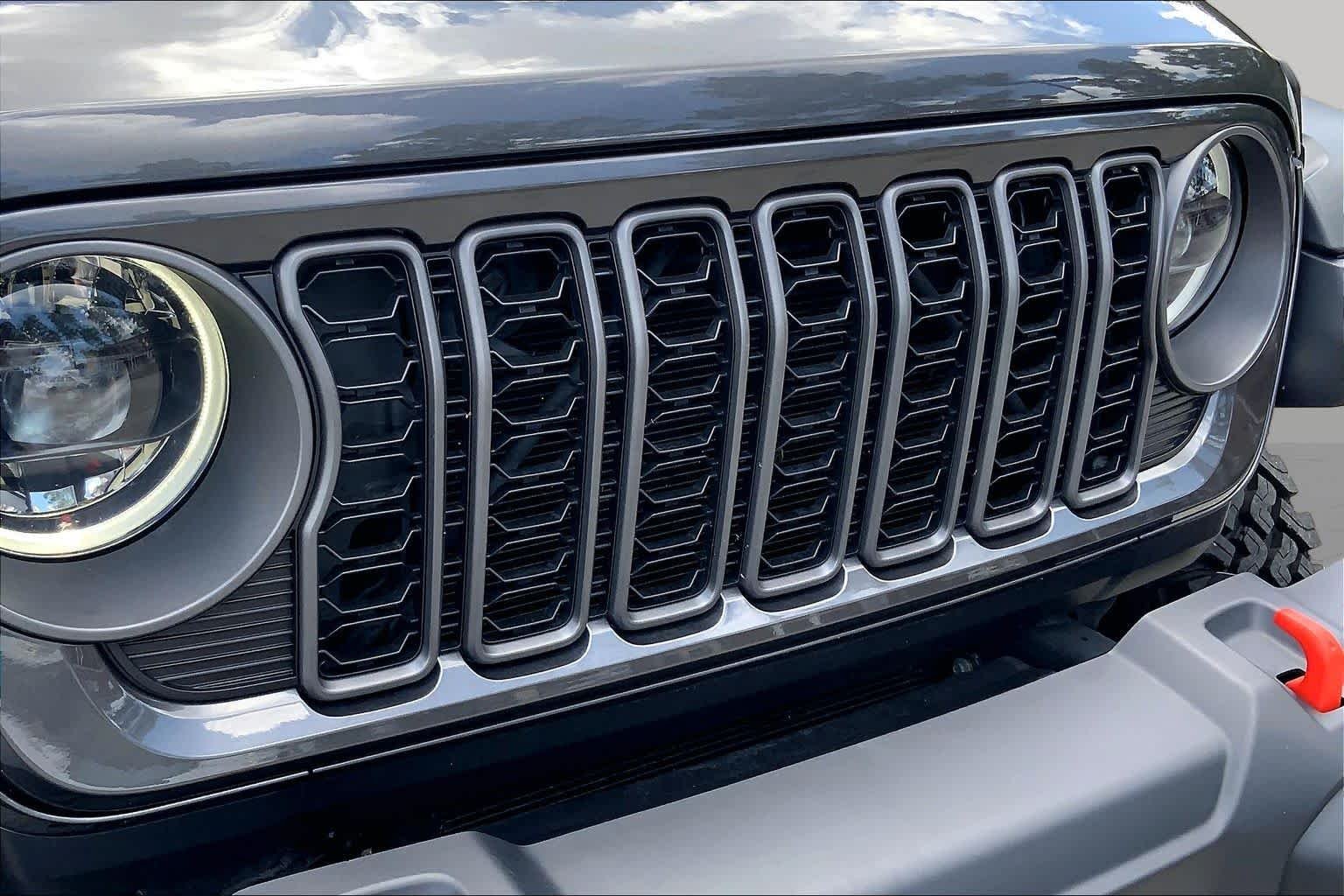 Used 2025 Granite Crystal Metallic Clearcoat Jeep Mojave image 30