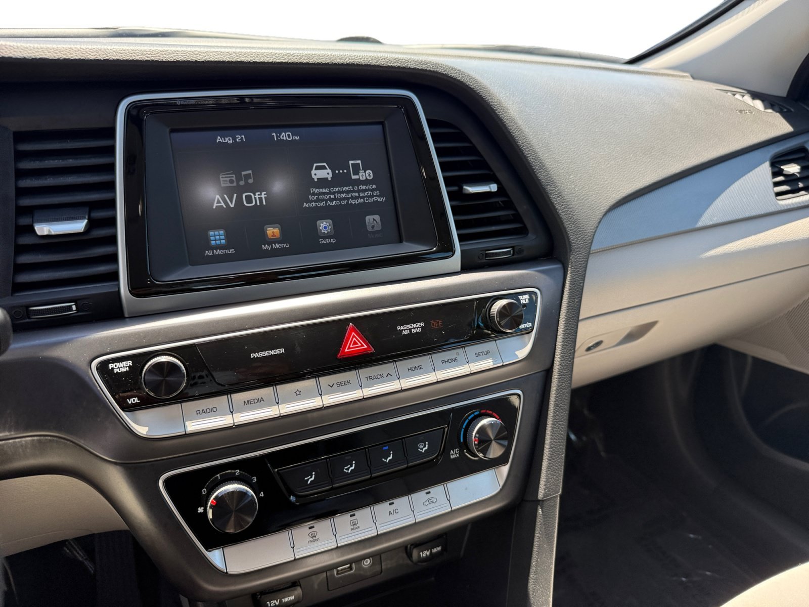 Used 2018 Electric Blue Hyundai SE image 12