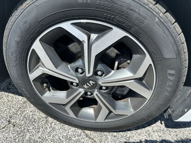 Used 2021 White Kia LXS image 20