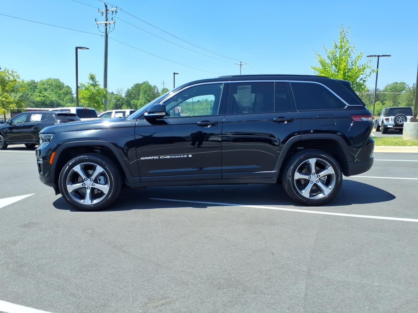 Used 2025 Diamond Black Crystal Pearlcoat Jeep Limited image 3