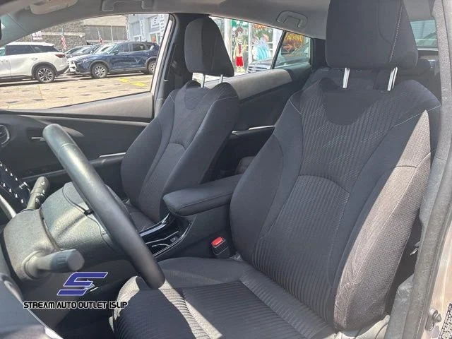 Used 2022 Silver Toyota LE image 25