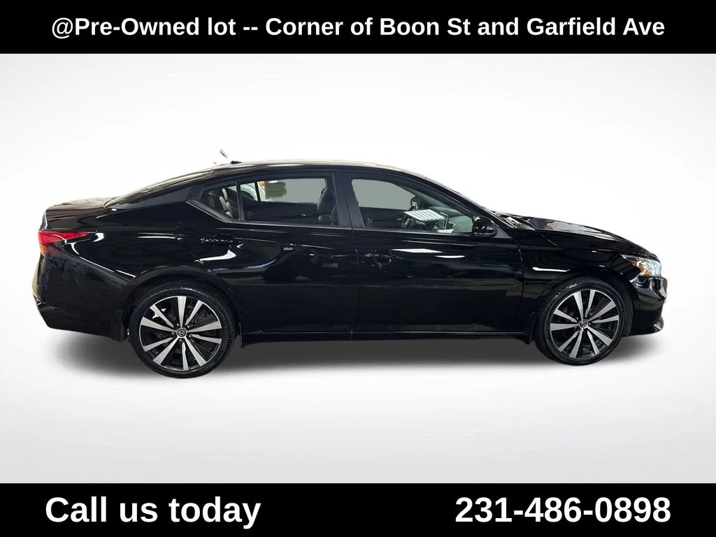 Used 2020 Black Nissan 2.5 SR image 6