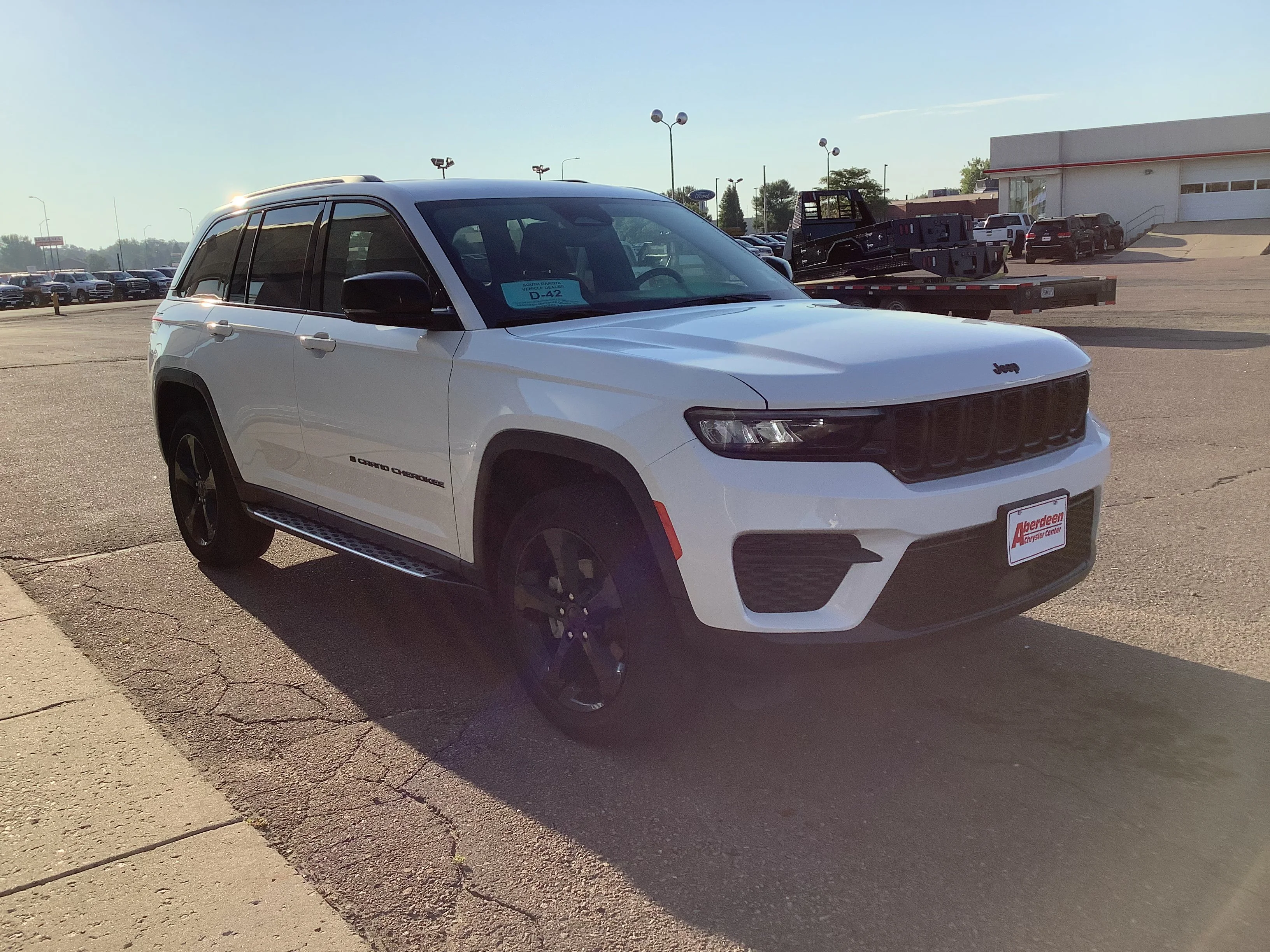 Used 2022 White Jeep Altitude image 4