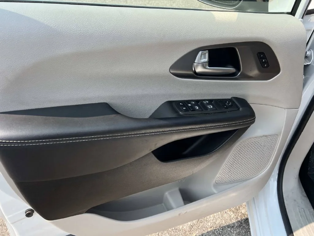 Used 2023 White Chrysler Touring L image 13