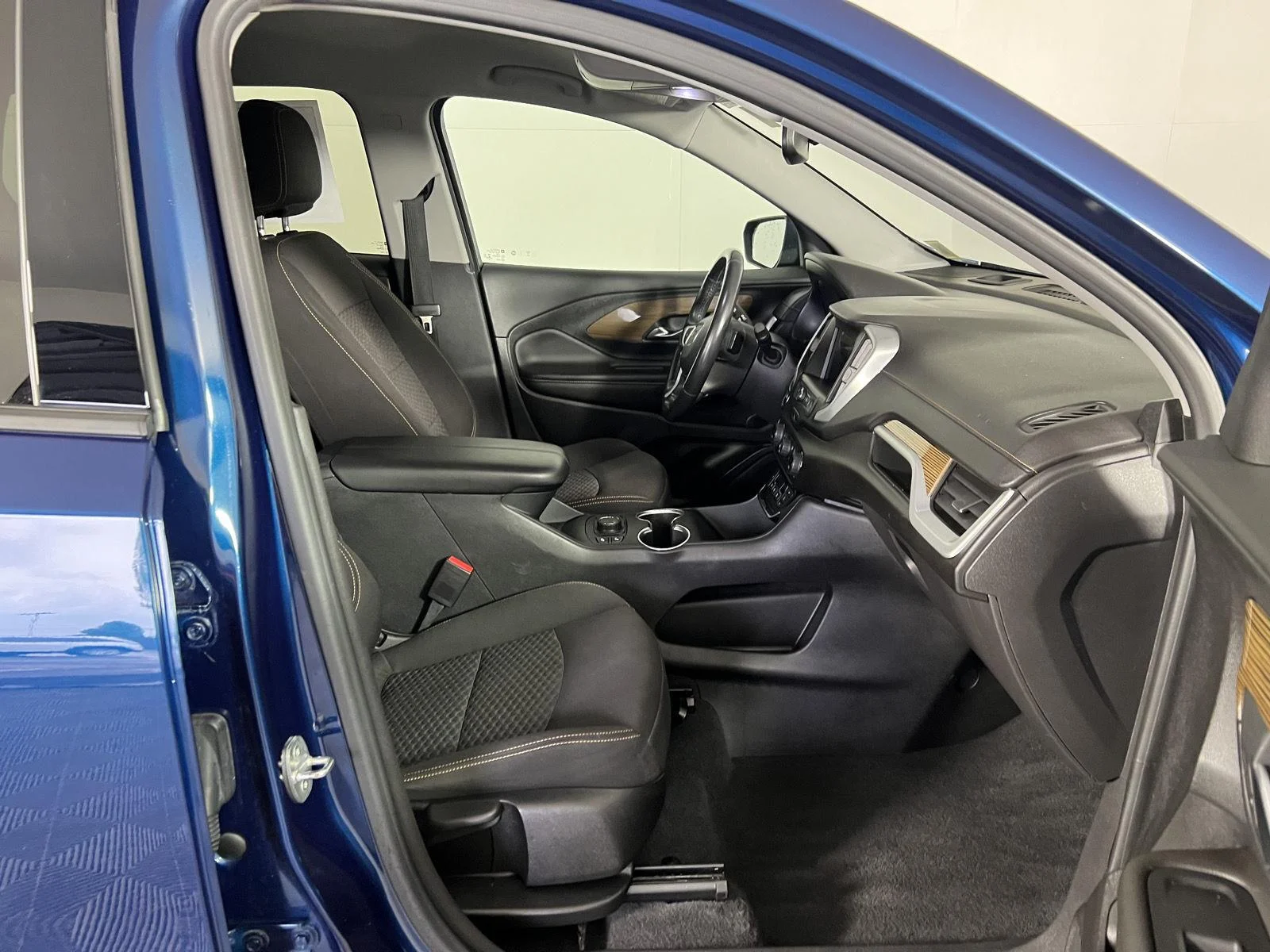 Used 2020 BLUE EMERALD METALLIC GMC SLE image 31