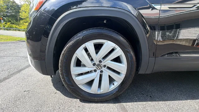 Used 2023 Black Volkswagen 2.0T SE w/Technology image 9