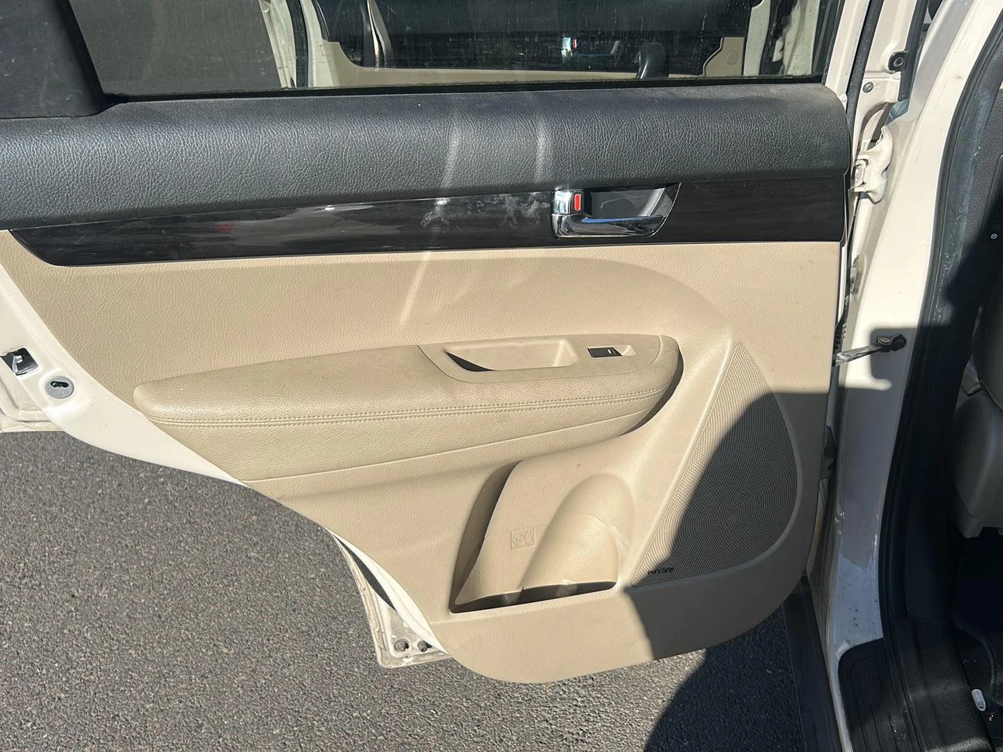 Used 2011 White Sand Beige Kia EX image 12