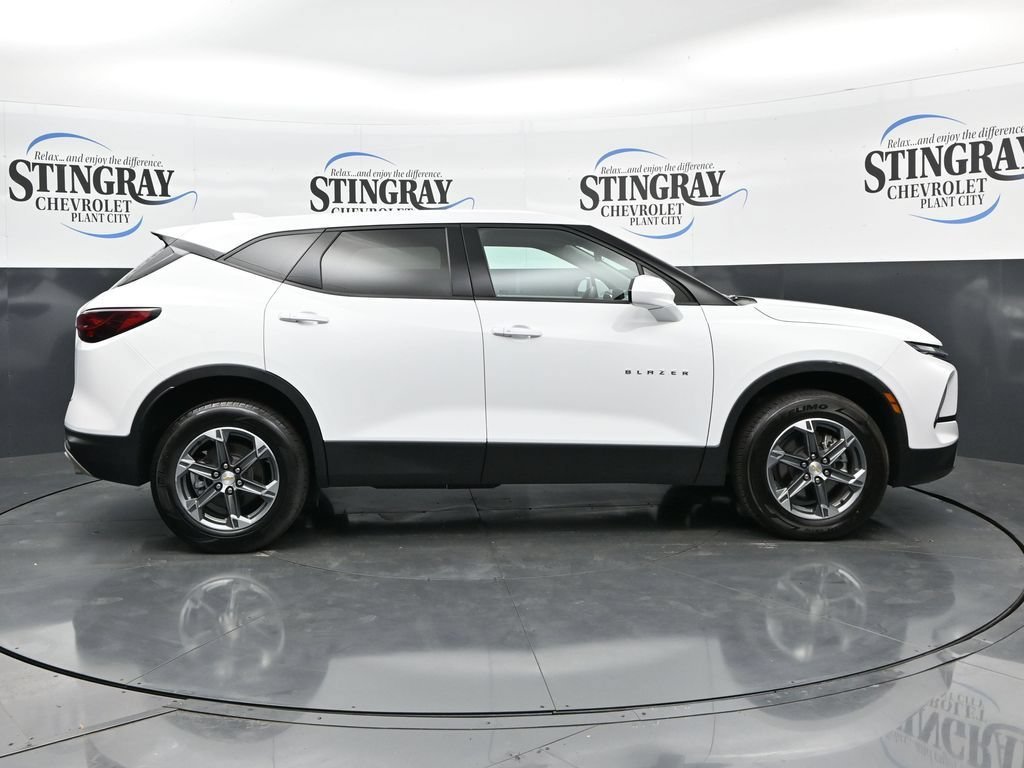 Used 2025 Summit White Chevrolet 2LT image 10