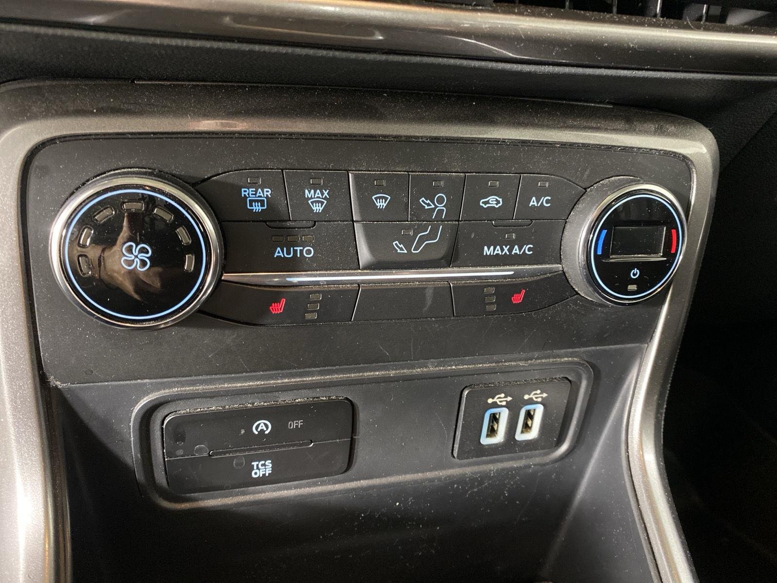Used 2019 Diamond White Ford SE image 23