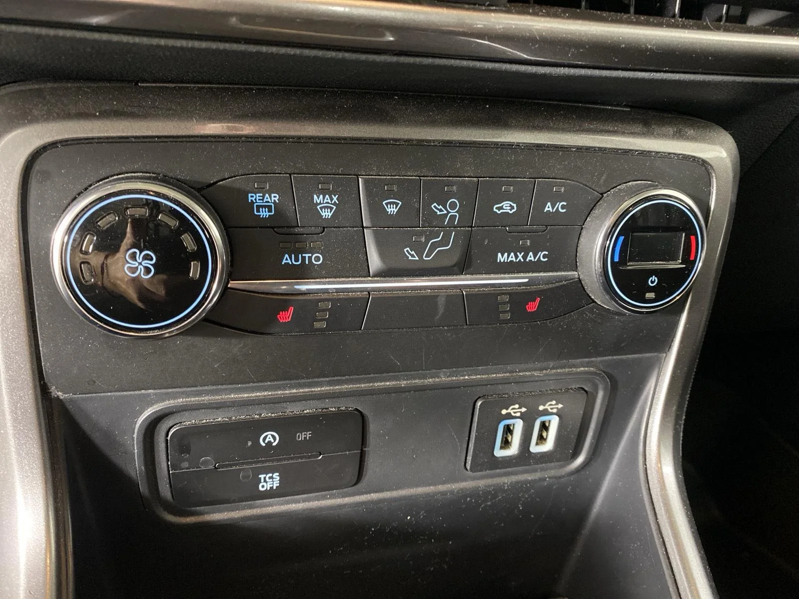 Used 2019 Diamond White Ford SE image 23