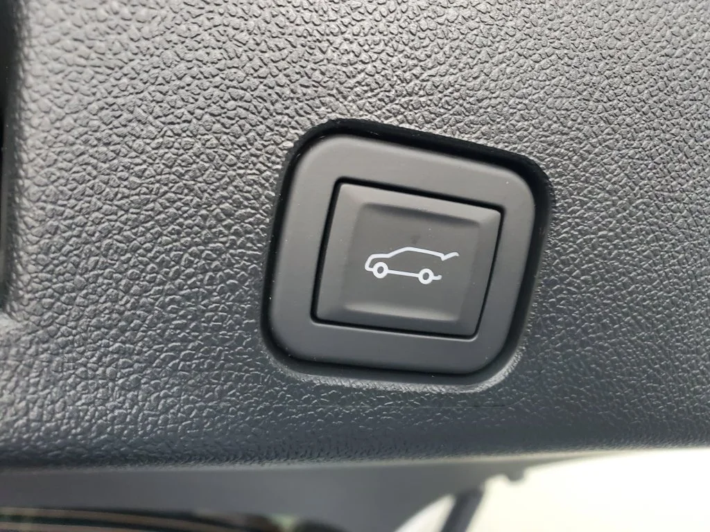 New 2026 Summit White GMC Elevation image 32