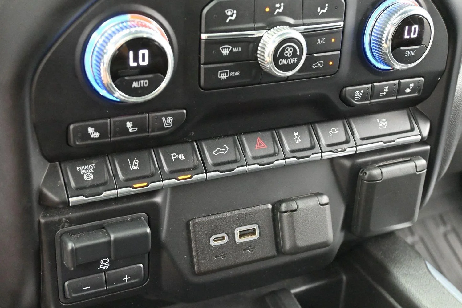 Used 2022 White Frost Tricoat GMC Denali image 24