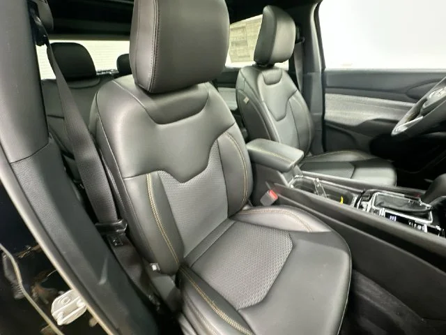 New 2026 Diamond Black Crystal Pearl-Coat Exterior Paint Jeep Latitude image 33