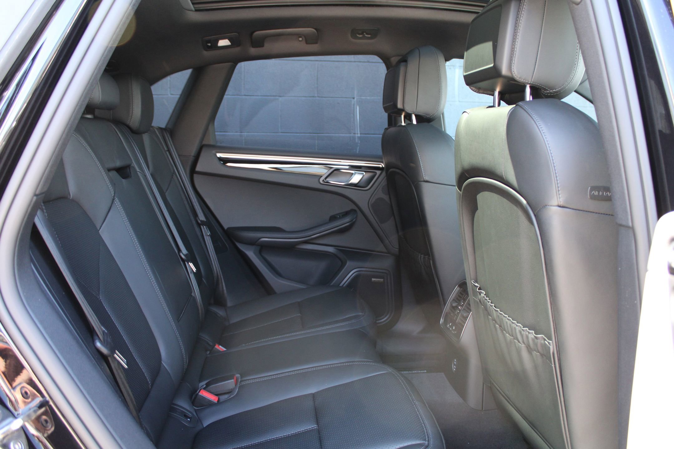 2025 Porsche Macan - Photo 24