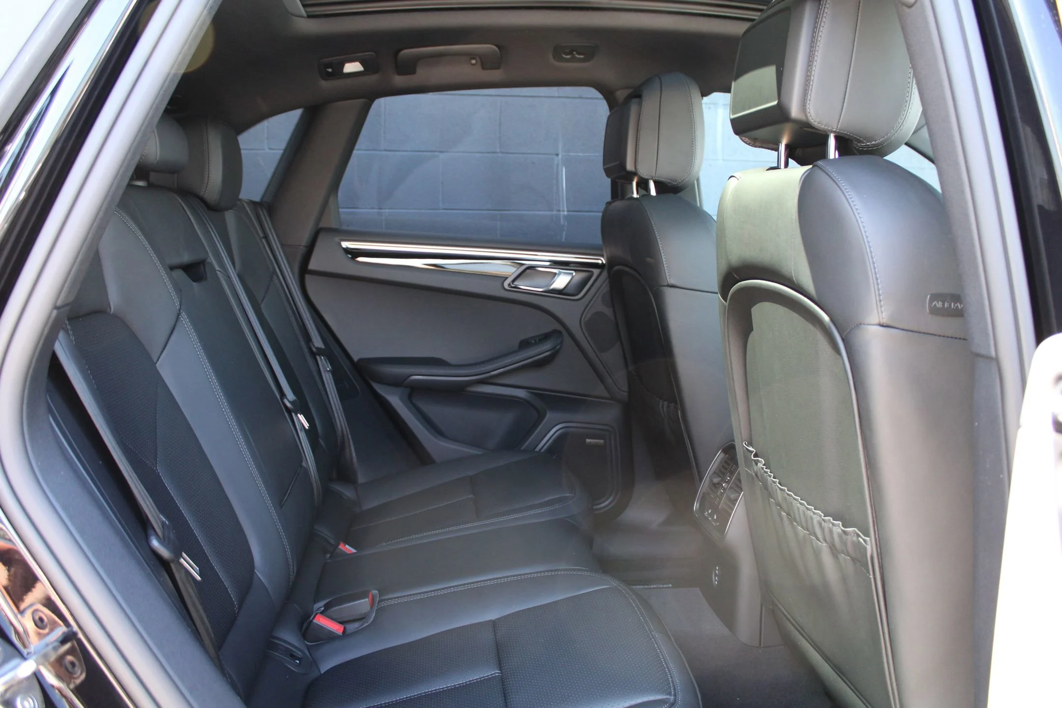 2025 Porsche Macan - Photo 24