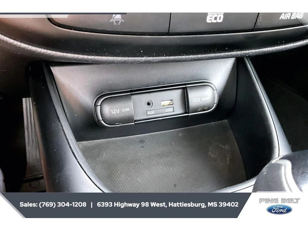 Used 2016 Clear White Kia + image 22