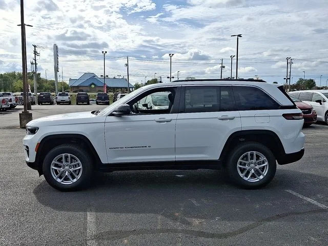 New 2025 White/off-white Jeep Laredo image 4