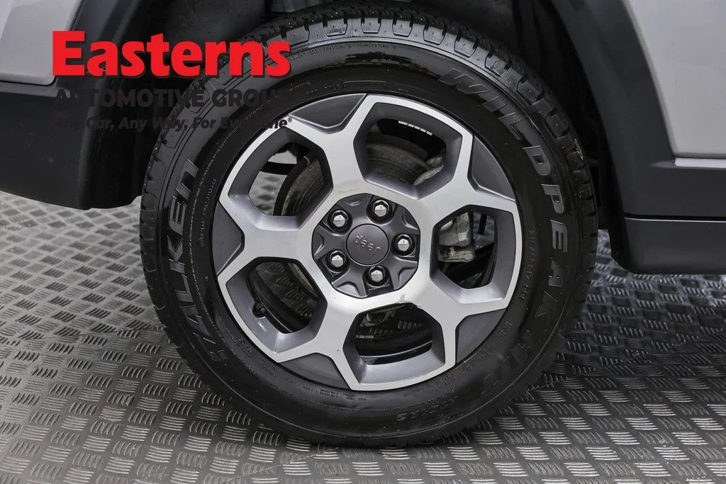 Used 2022 Silver Jeep Trailhawk image 31
