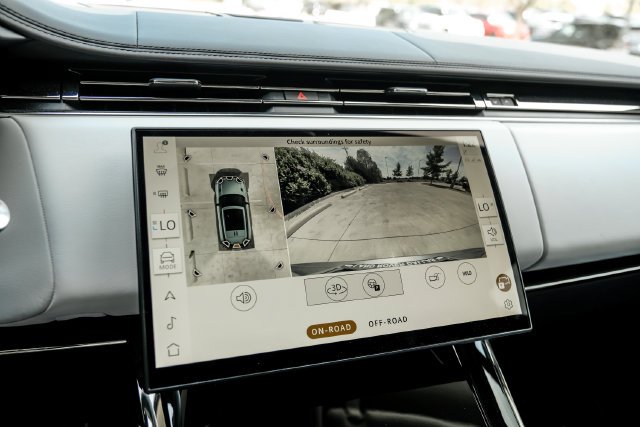 Used 2024  Land Rover Dynamic SE image 26