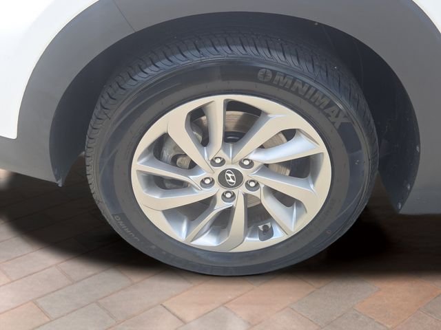 Used 2017 Winter White Hyundai SE image 4