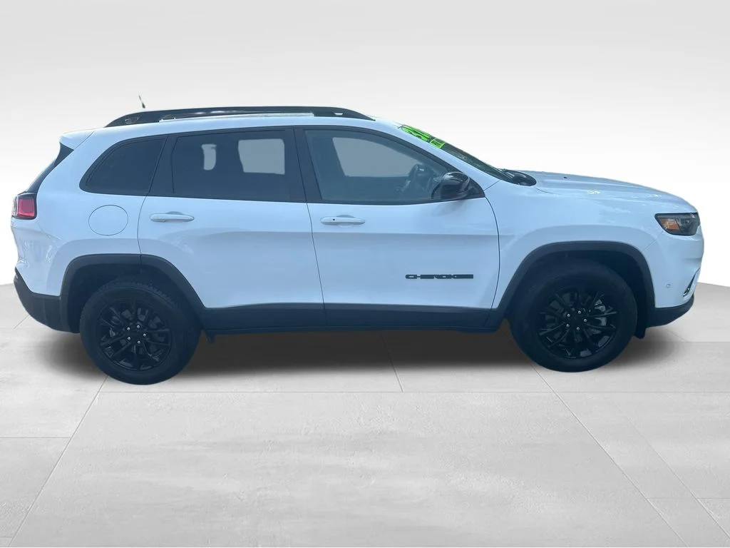 Used 2023 White Jeep Altitude image 31