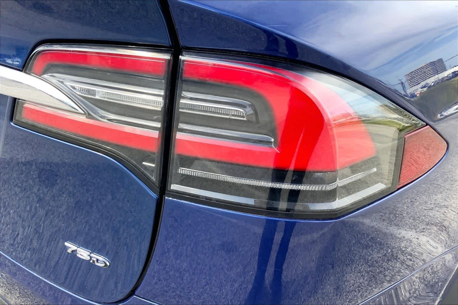 Used 2018 Deep Blue Metallic Tesla 75D image 29