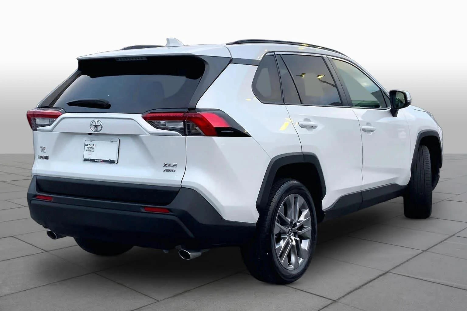 Used 2024 Wind Chill Pearl Toyota XLE Premium image 12