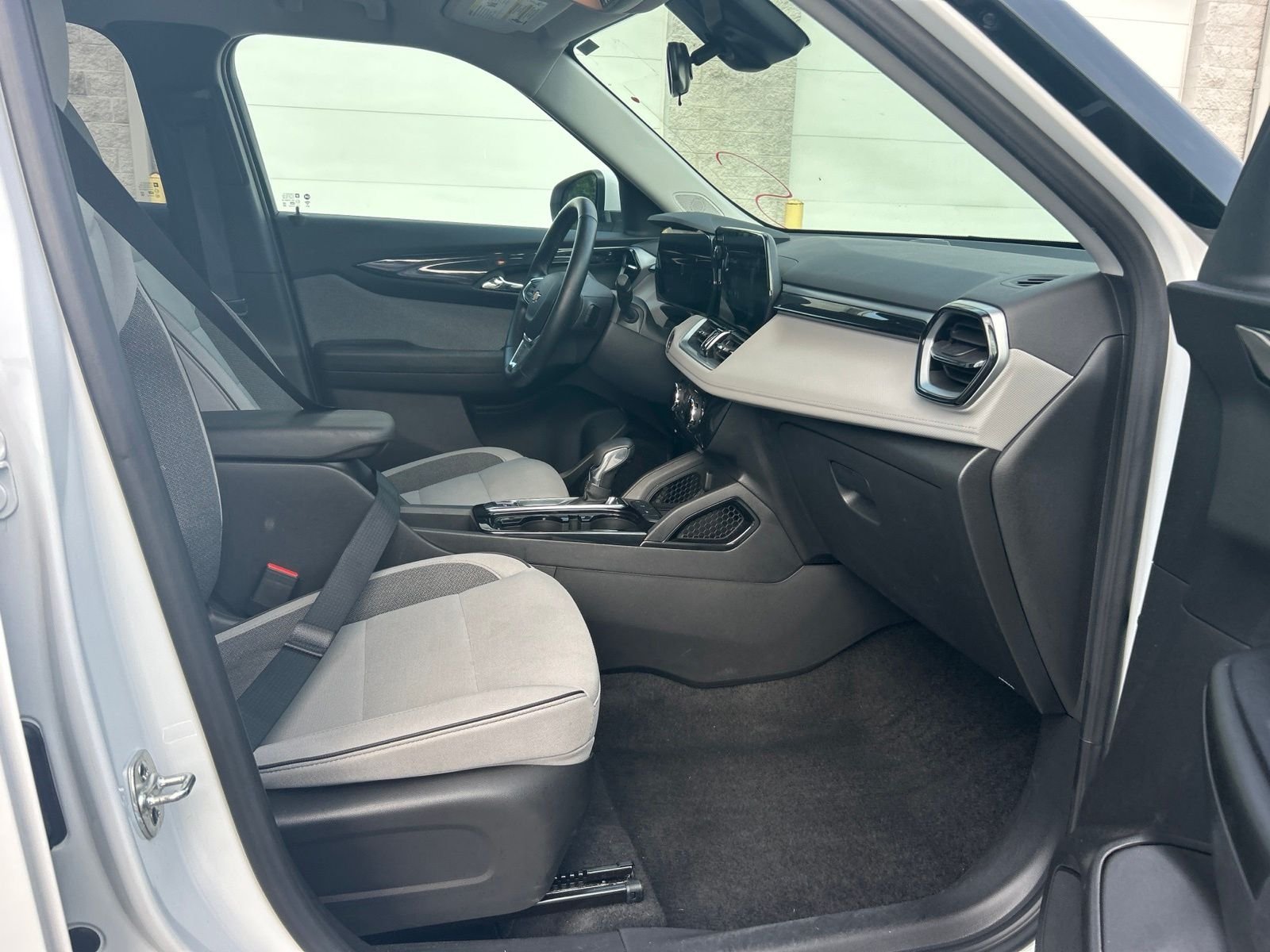 Used 2024 White Chevrolet LT image 28