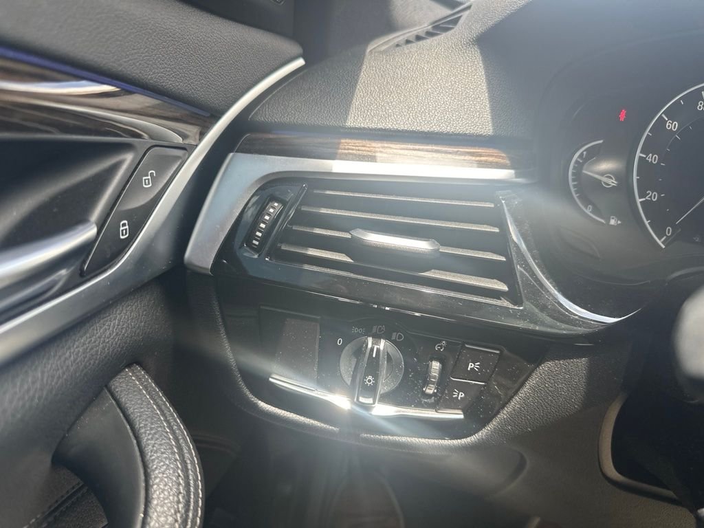 Used 2019 Black BMW 530i xDrive image 21