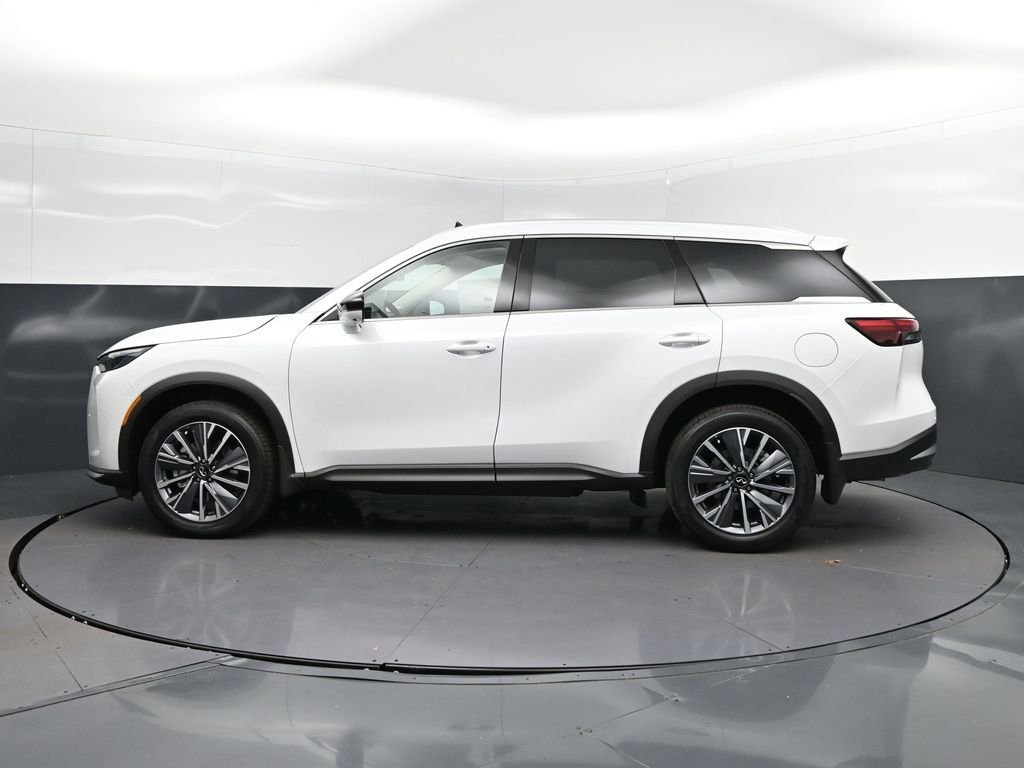 New 2027 RADIANT WHITE INFINITI Luxe FWD image 4