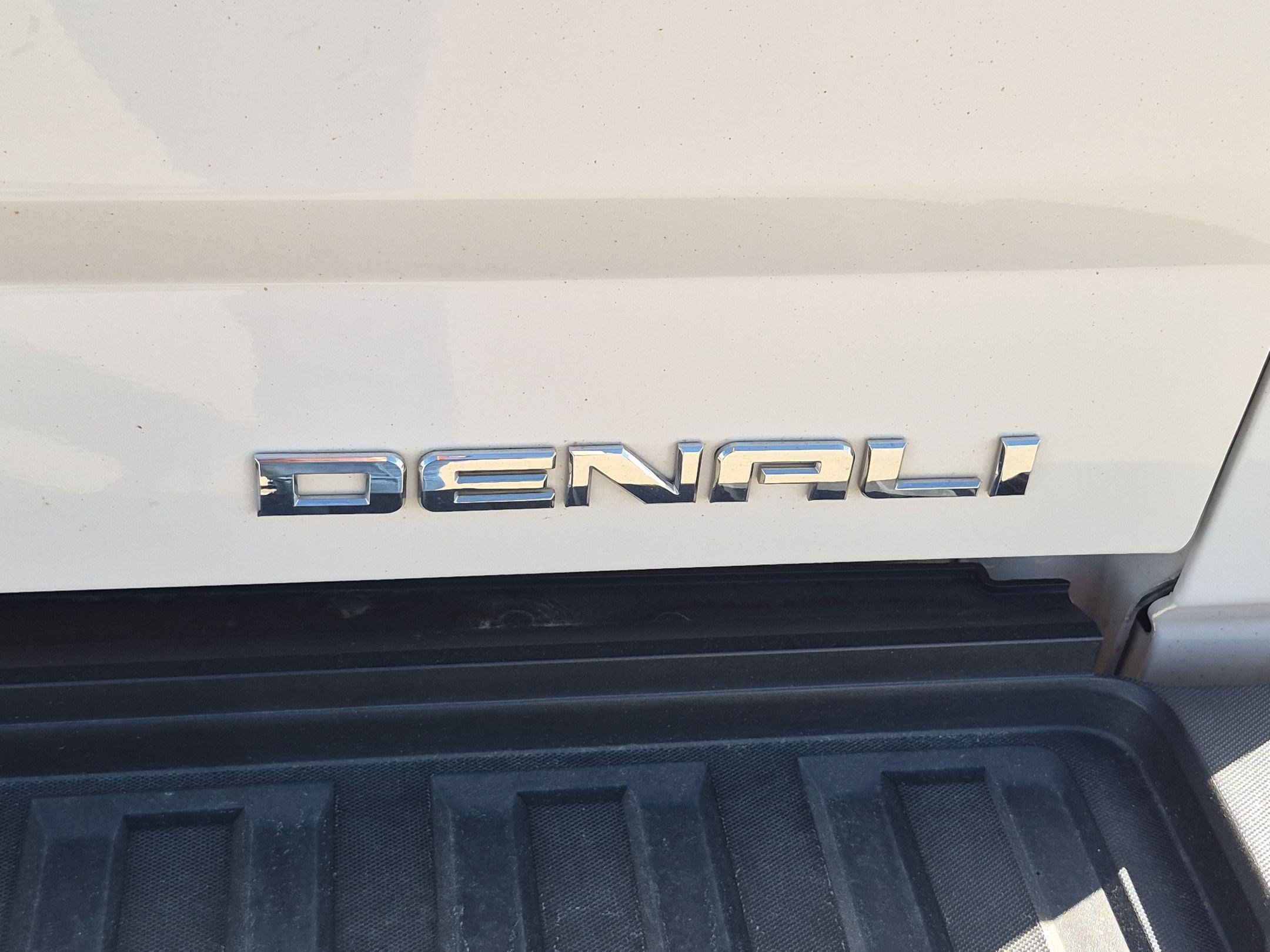 Used 2019 White Frost Tricoat GMC Denali image 24