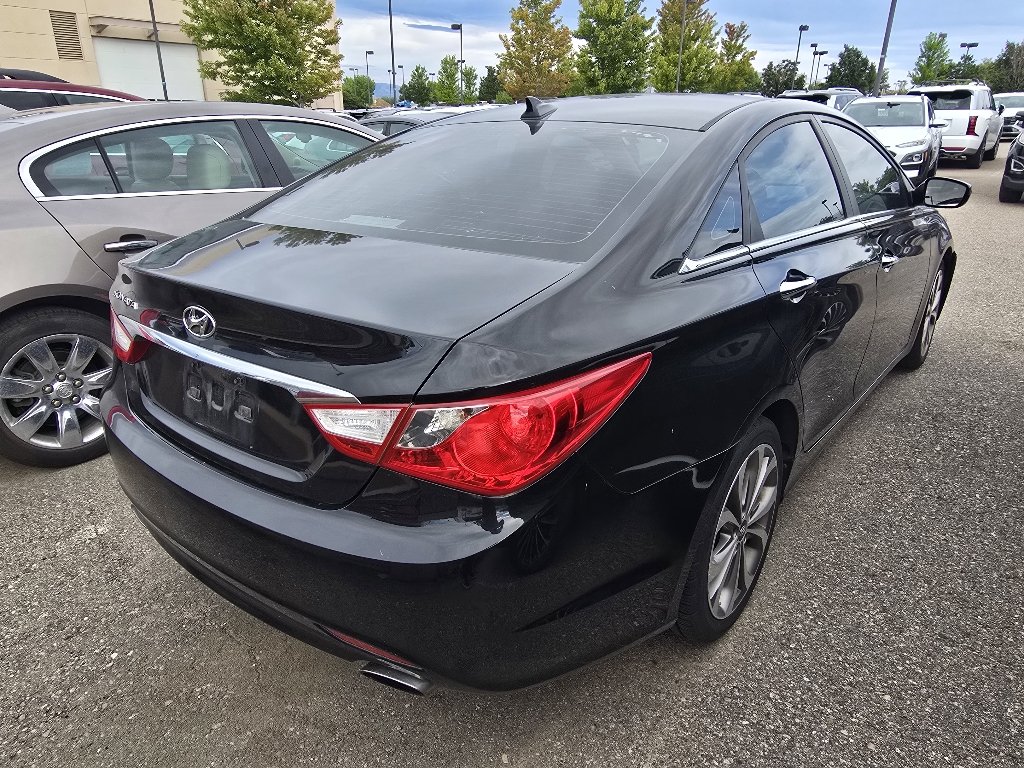 Used 2013 Midnight Black Mica Hyundai SE image 6