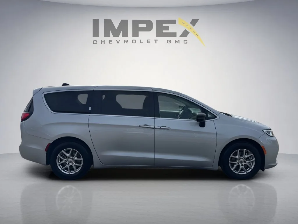 Used 2024 Silver Chrysler Touring L image 6